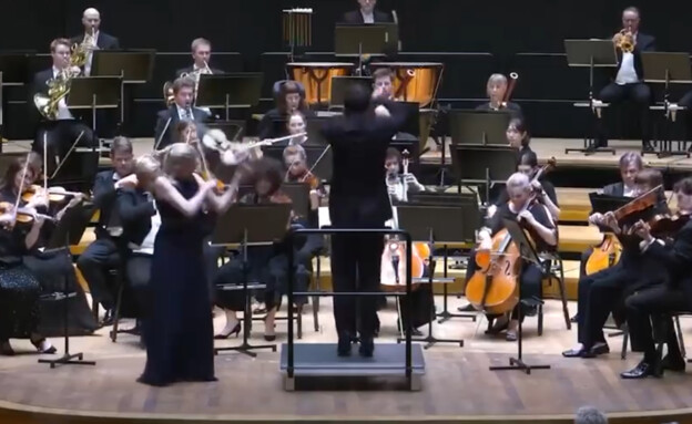 המנצח מעיף את הכינור