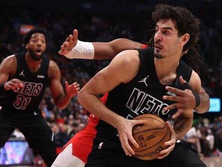 מתמקד בפלואוטרים (Steve Russell/Toronto Star via Getty Images) (צילום: ספורט 5)