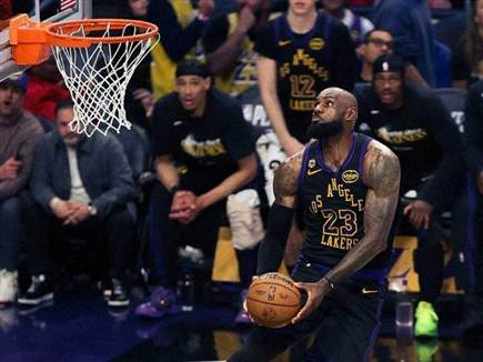 "בגיל 41?!". לברון (מתוך הרשתות של הלייקרס) (צילום: ספורט 5)