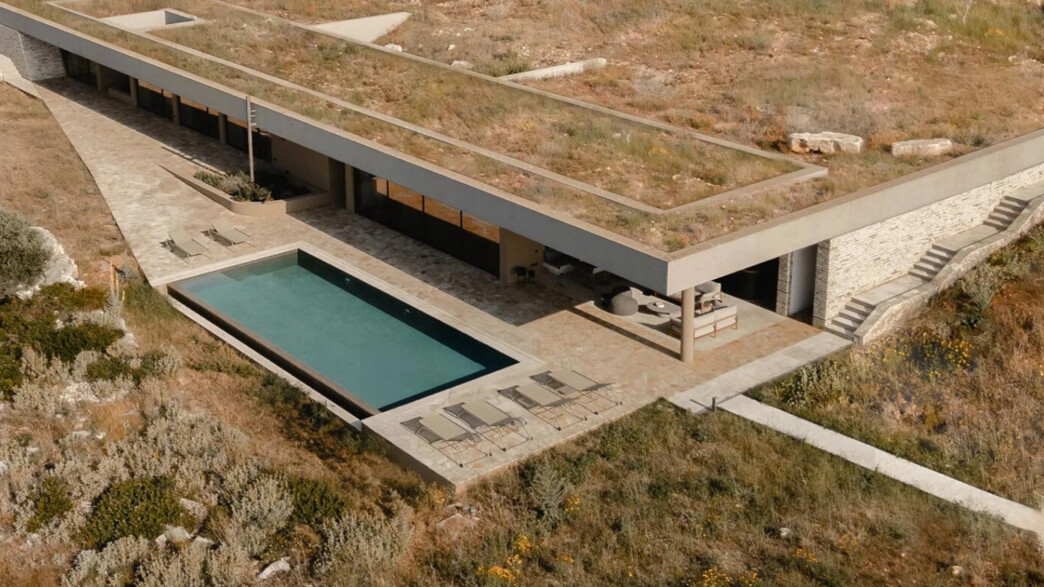 רק הבריכה מסגירה: הווילה הנעלמת על החוף