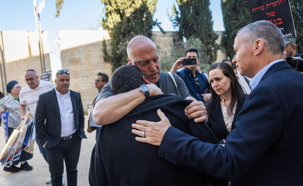 חיבוק בין הורים שכולים מחוץ לבג"ץ