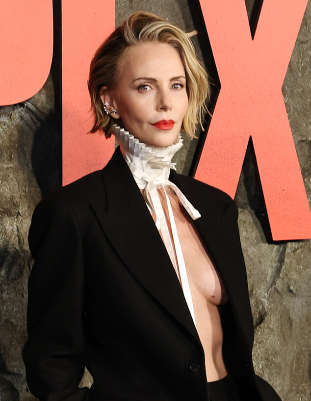 שרליז ת'רון לובשת צווארון