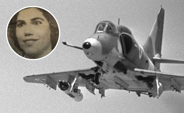 מלכה מדו, מטוס סקייהוק