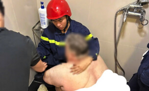 גבר במשקל 300 קילו חולץ משירותים בווייטנאם