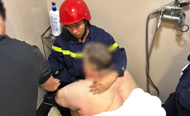 גבר במשקל 300 קילו חולץ משירותים בווייטנאם