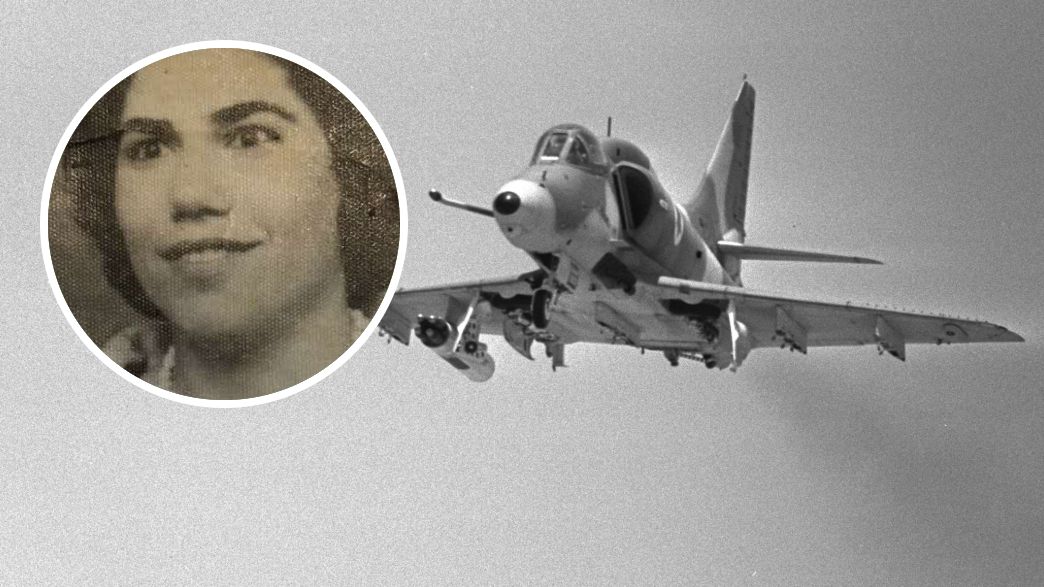 מלכה מדו, מטוס סקייהוק