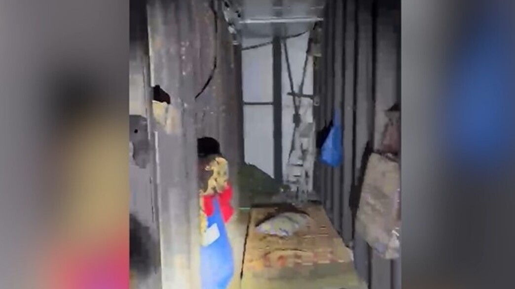 מנהרת הטרור בתוך חנות בגדים באל-ח׳יאם