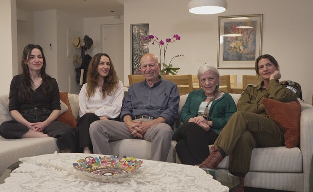 דינה ואריה עם בנותיהם אור, שיר ובבת 