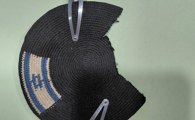כיפה עם דגלי ישראל ופלסטין נגזרה ע"י שוטרים