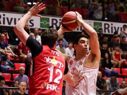 וקרב עיקש התפתח על הפרקט