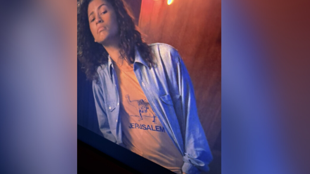 זנדאיה עם חולצת "ירושלים", מתוך העונה השלישית של "