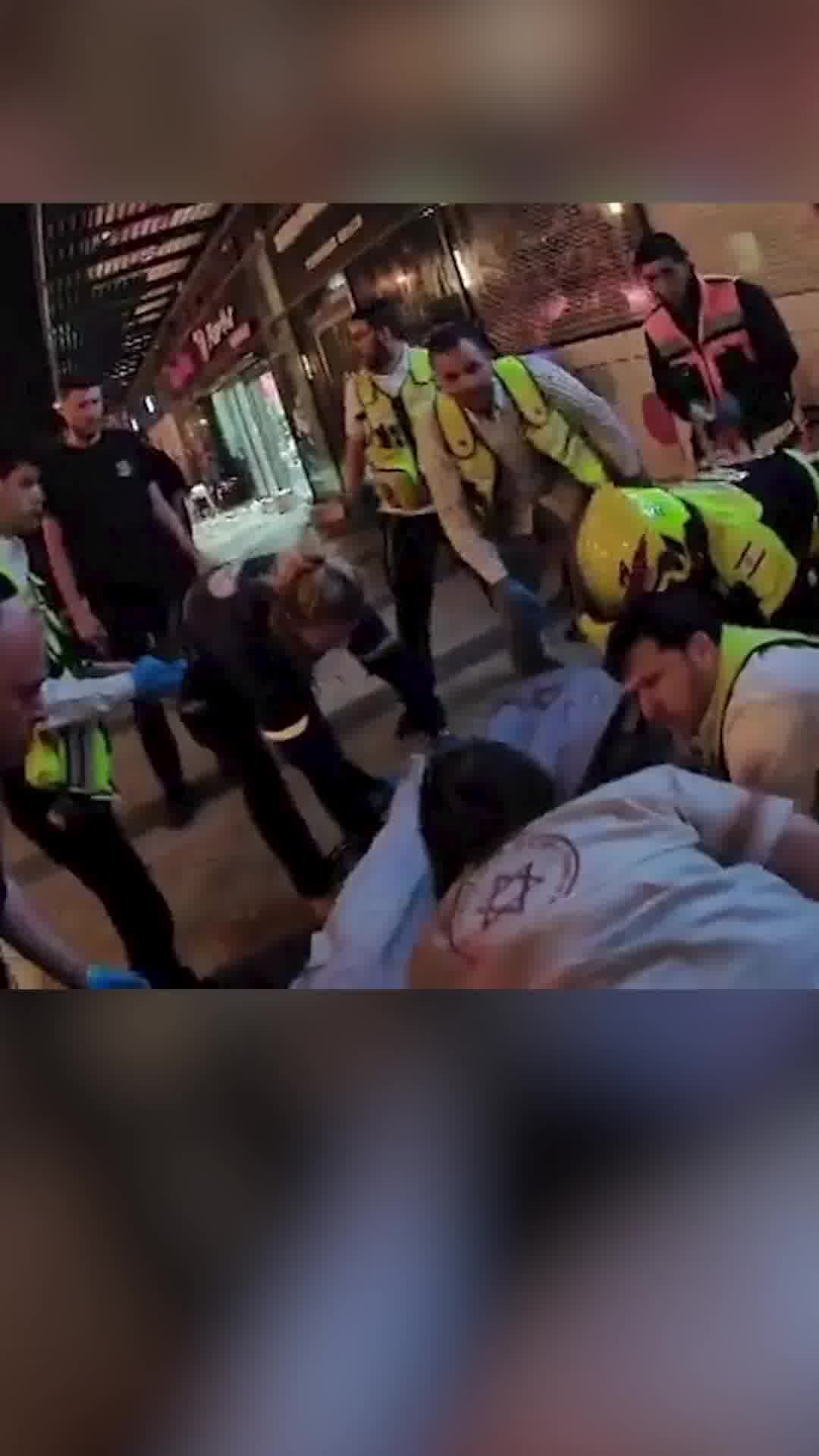 תיעוד: הרגעים הדרמטיים אחרי התקיפה האכזרית בפיצרייה של ימנו בנימין זלקה ז״ל