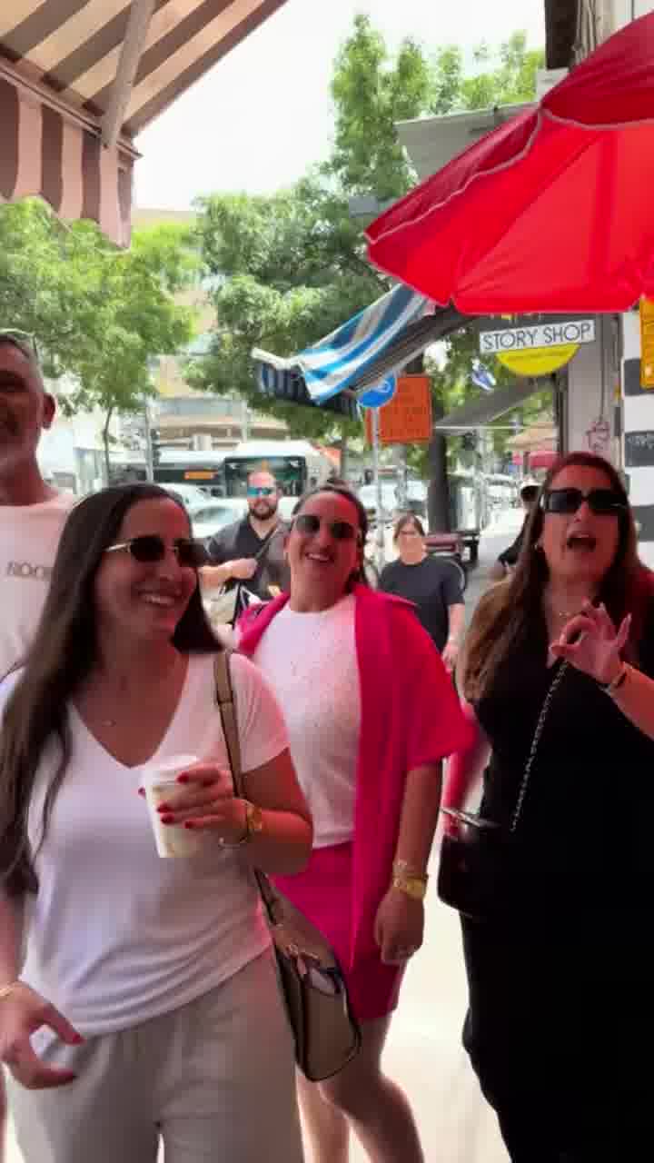 נירו ממשיך לתעד מעריצים באמצע הרחוב