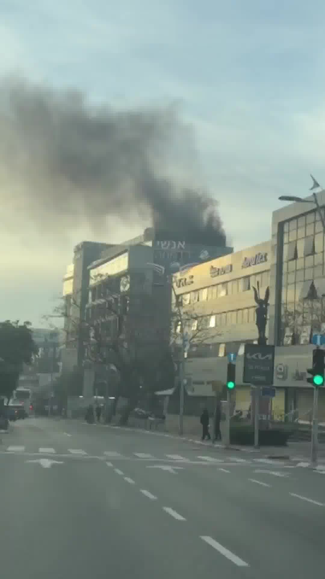 הגג של המלון בהרצליה בוער ומלא עשן: שריפה בבית המלון הפופולרי של ישרוטל, כוחות הכיבוי במקום.
