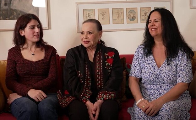 גילה אלמגור עם בתה הגר ונכדתה סופי