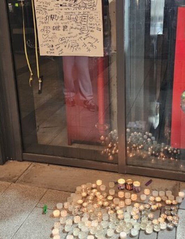 נרות בכניסה לסניף