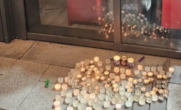 נרות בכניסה לסניף