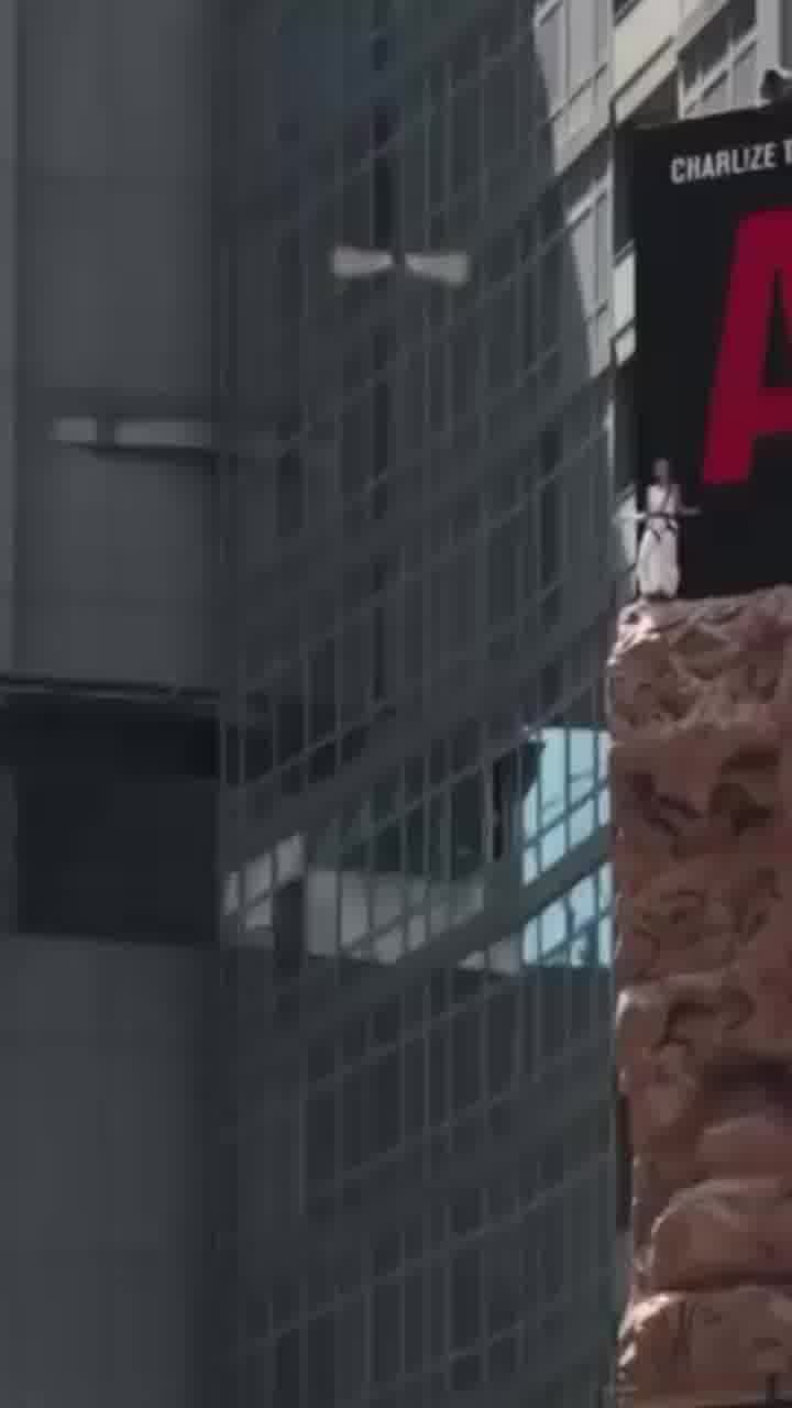 שרליז ת׳רון טיפסה על השלט בטיימס סקוור שמקדם את הסרט החדש בכיכובה