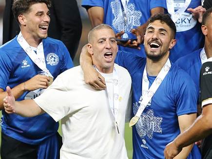 “הוא ווינר“. קוז`וך חוגג גביע עם מכבי פ“ת (צילום: אלן שיבר) “הוא ווינר“. קוז`וך חוגג גביע עם מכבי פ“ת (צילום: אלן שיבר)