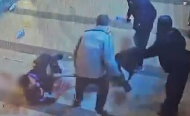 הגיבור באפור מרחיק את התוקפים. משמאל: זלקה שרוע