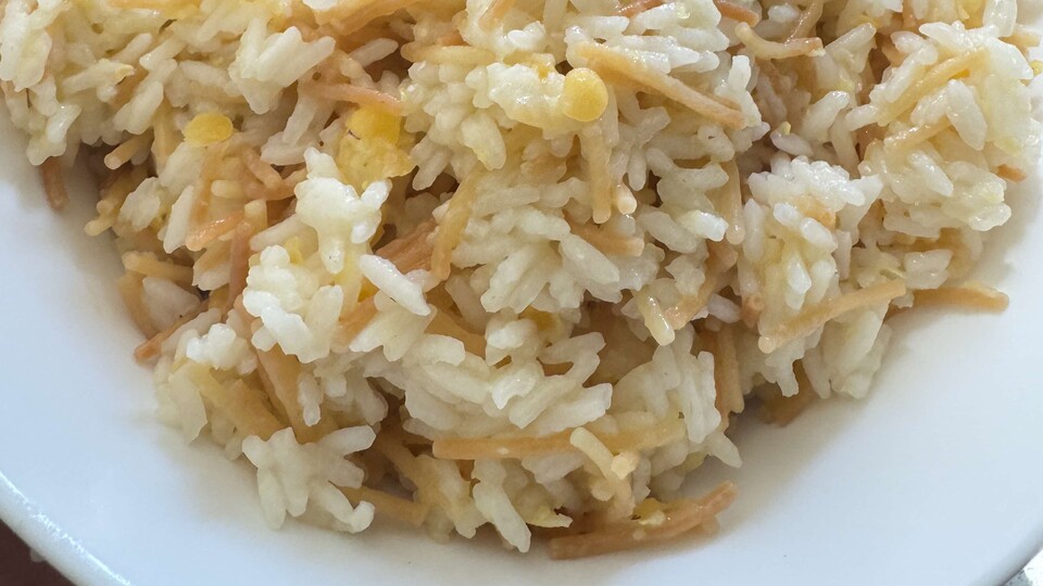 אורז עם אטריות ועדשים. איך סוגרים פינה? ממש ככה (צילום: רן בן עזרא, mako אוכל)