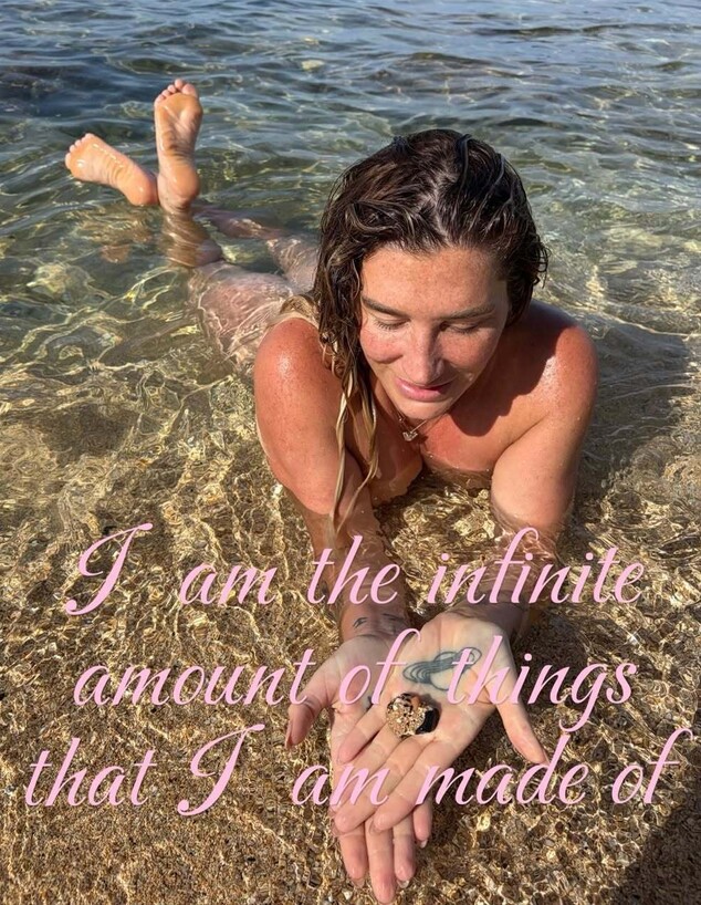 יום כדור הארץ שמח: קאשה נפטרת מהבגדים לחלוטין בתיעוד חושפני