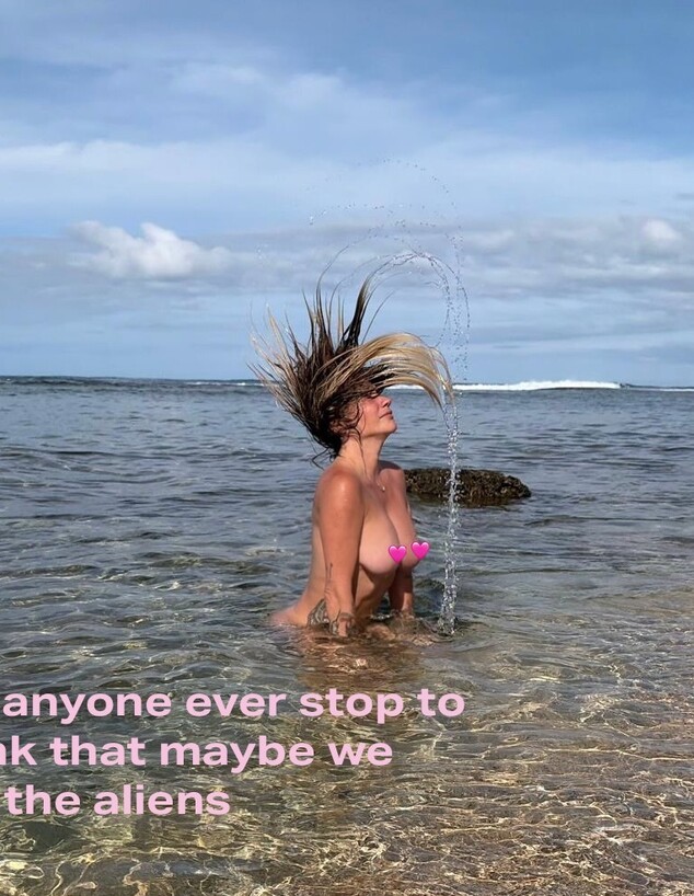 יום כדור הארץ שמח: קאשה נפטרת מהבגדים לחלוטין בתיעוד חושפני