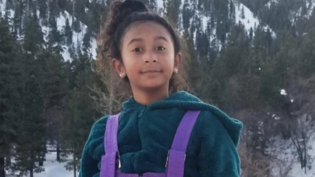 אחיו של רוצח הקטינה מפנה לו עורף: 