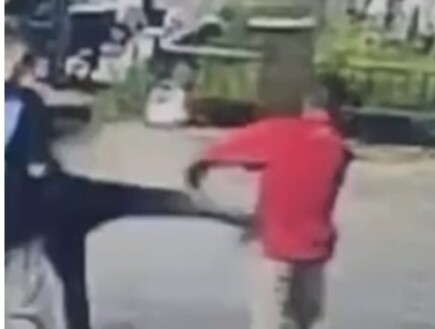 תיעוד: סירב לתת לנערים סיגריה - והותקף באכזריות