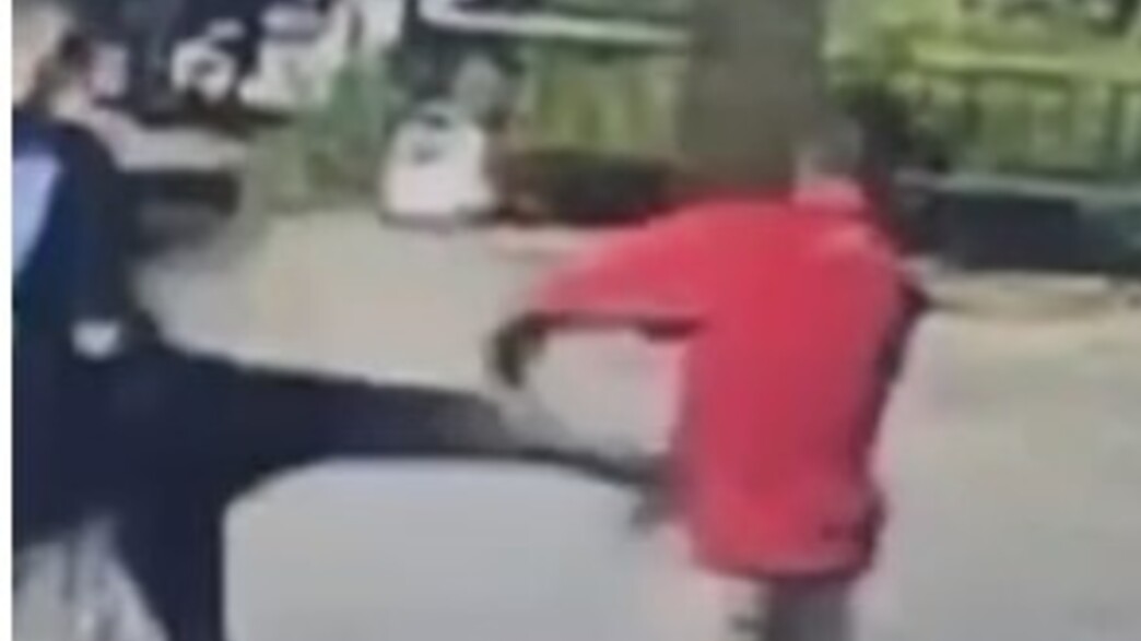תיעוד: סירב לתת לנערים סיגריה - והותקף באכזריות