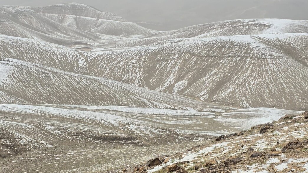 ברד מכסה את הגבעות, צפונית לערד