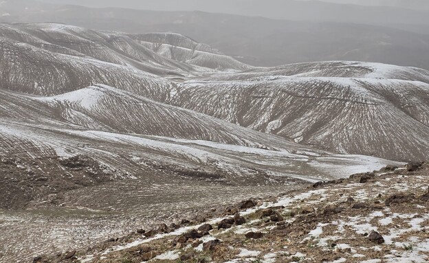 ברד מכסה את הגבעות, צפונית לערד