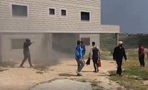 תיעוד מהעימותים בין המתנחלים לערבים בכפר ג׳אלוד 