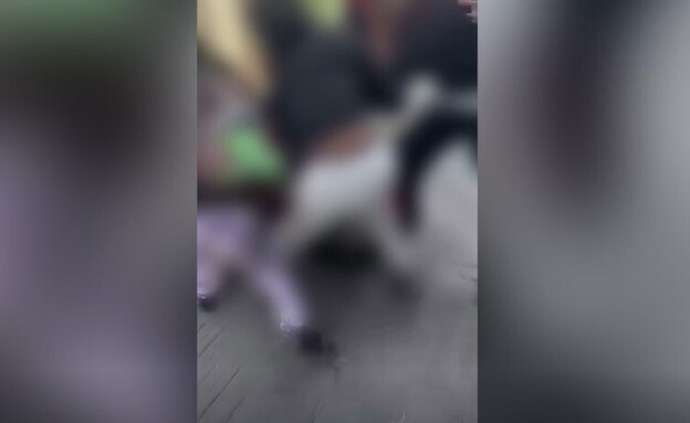 תיעוד: עשרה נערים מכים באכזריות בת 12 בדרום תל אביב