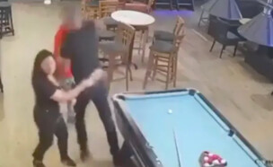 הכה את המטרידן של אשתו (צילום: GrahamAllen/X)