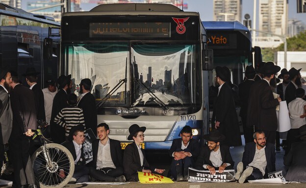 חרדים חוסמים כבישים במחאה נגד גיוס לצה"ל (צילום: פלאש 90)