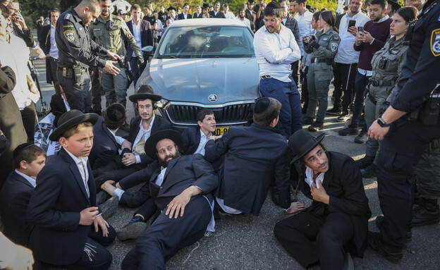 חרדים חוסמים כבישים במחאה נגד גיוס לצה"ל