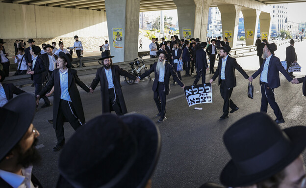 חרדים חוסמים כבישים במחאה נגד גיוס לצה"ל