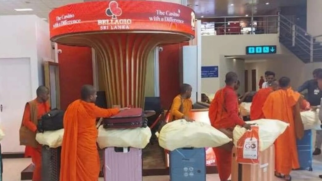 נזירים עם מזוודות בסרי לנקה