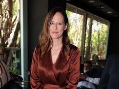 יונית בחליפה חומה