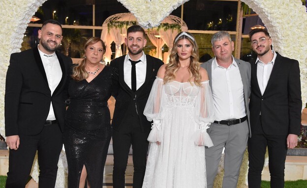 תמונה משפחתית מהחתונה של הבן לפני כשנתיים
