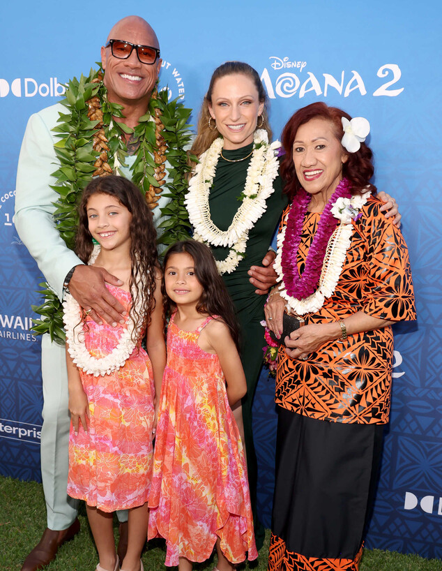 דווין "דה רוק" ג'ונסון עם אשתו והבנות