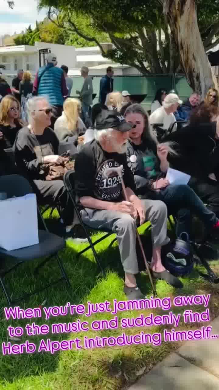 כששתי אגדות נפגשות על הדשא: דיק ואן דייק בן ה-100 והחצוצרן הענק הרב אלפרט בן ה-91, באירוע במאליבו