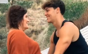 נואה בק ואמו (צילום: tiktok)