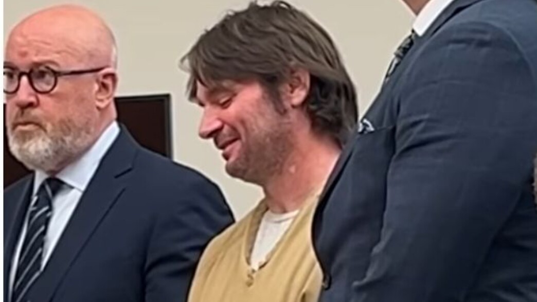 אב הודה ברצח בנו ובת זוגו – וצחק מול השופט