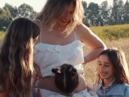 "מתנה שלא תכננו": זוכת הריאליטי אוולין אבנשטיין מצפה לילד רביעי