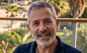 גבר יושב על המרפסת (AI: mako)