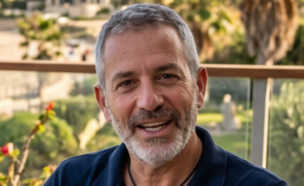 גבר יושב על המרפסת (AI: mako)