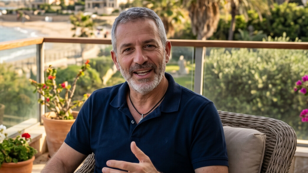 גבר יושב על המרפסת