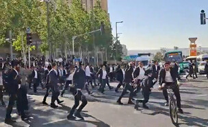 חרדים קיצוניים חוסמים את הכניסה לירושלים בהפגנה (צילום: מ.ר)